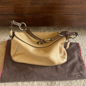 Coach leather shoulder bag. Medium.